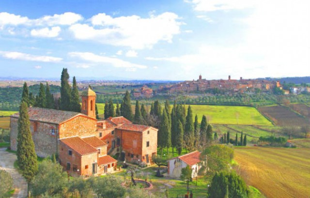 o hotel está situado no coração da toscana, na província de siena, itália