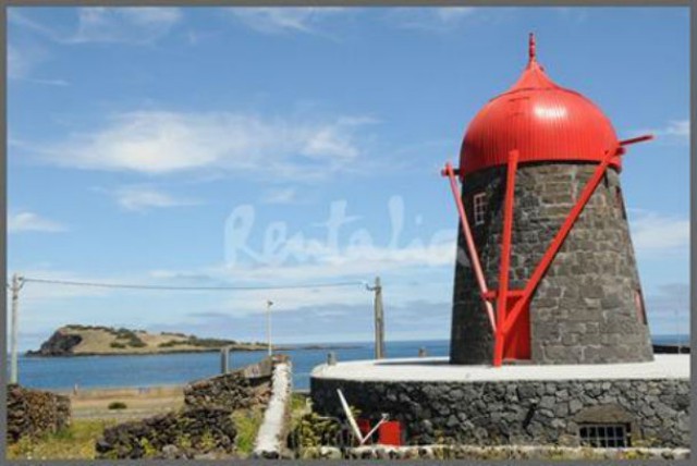o moinho está localizado na ilha graciosa, nos açores