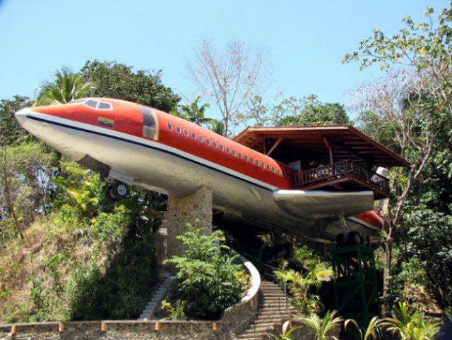 o hotel avião boeing 727 tem uma vista fascinante para o mar e para a floresta