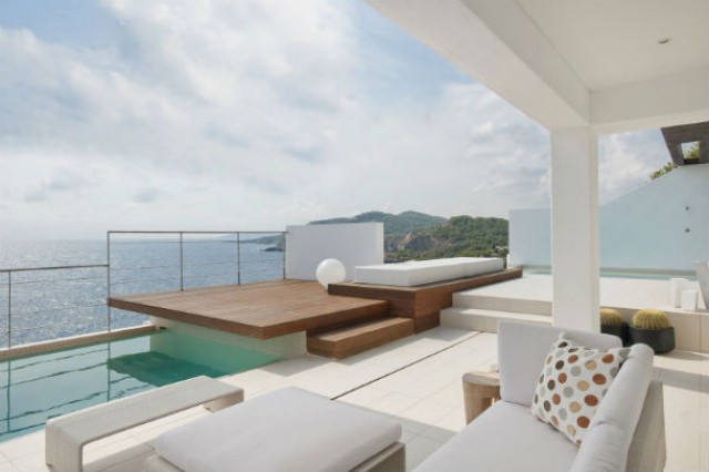 a casa tem dois andares e duas piscinas