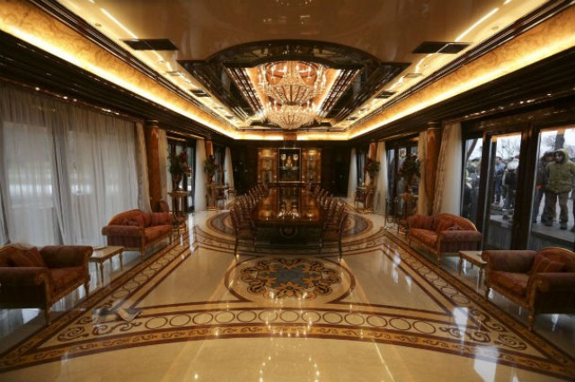 Interior da casa de Viktor Yanukovich (Foto: Público).