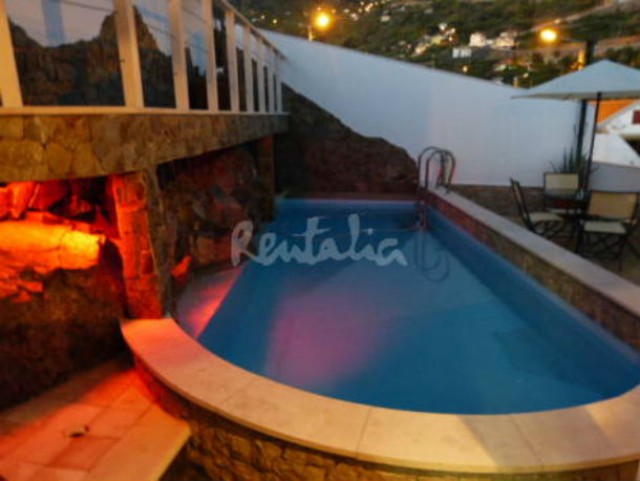 a casa está localizada na ribeira brava, na ilha da madeira