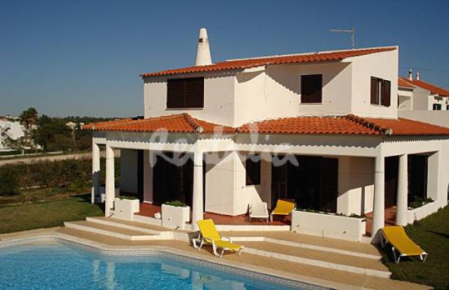 a casa tem piscina, jardim e barbecue e fica a 500 metros da praia
