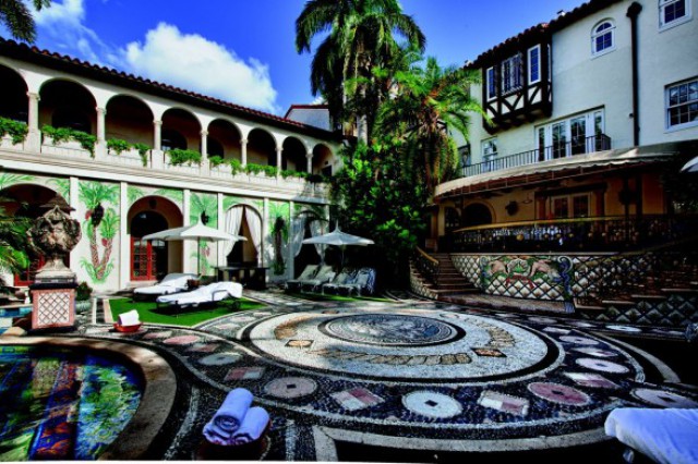 pátio da casa, em miami, que pertenceu a gianni versace