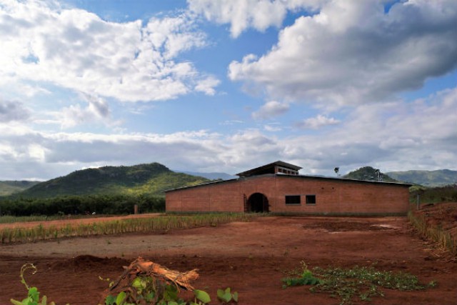 espaço é composto por um edifício de 200 m2 e por campo de jogos de 800 m2 (foto:público/p3)