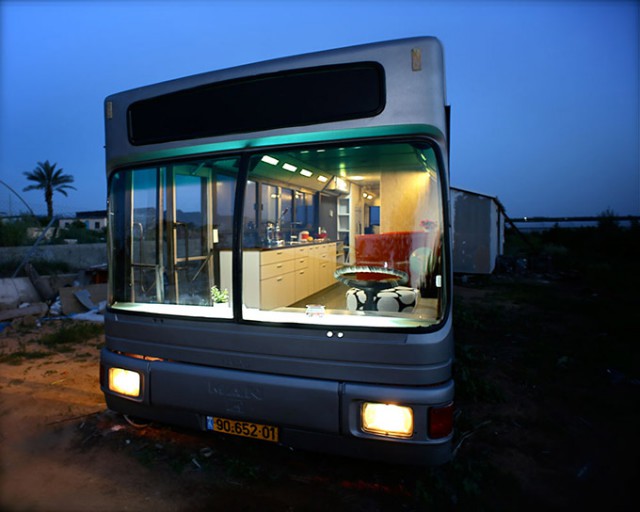 na parte da frente está a cozinha e atrás o quarto e a casa de banho