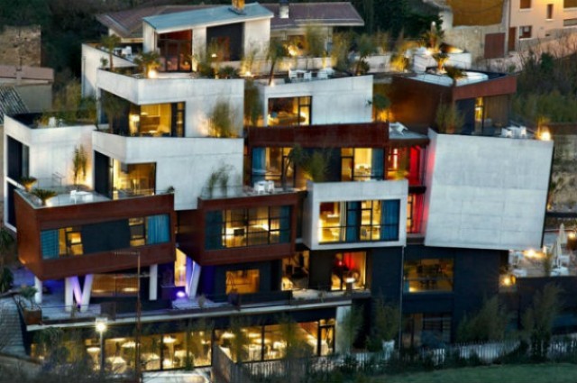 o hotel está localizado na região vinícola de álava, no país basco