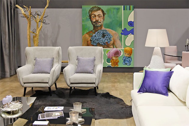 Sala da autoria do ateliê Às Duas por Três, com uma tela da artista Rita Melo