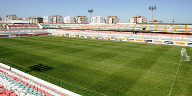 Estádio José Gomes, onde jogava o Estrela da Amadora, que foi declarado insolvente em 2009.