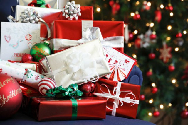 Estudo diz que 49% das pessoas que recebem subsídio de Natal gastam o dinheiro em presentes