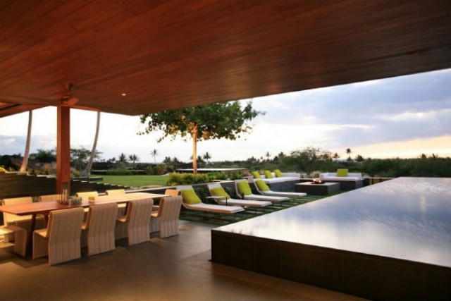 A casa foi desenhada pelo estúdio de arquitetura Belzberg Architects e tem mais de 700 m2.