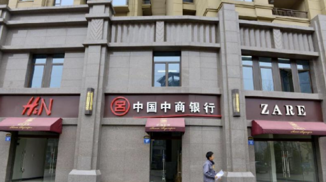 Lojas da Zara (Zare) e da H&M (H&N) na China (Fotos: Chinanews.com).