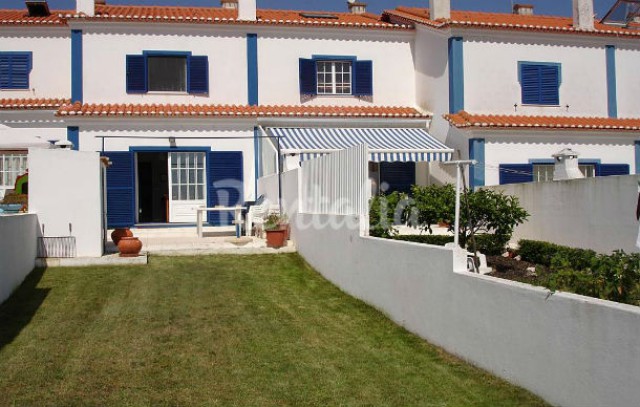 A casa está localizada em A dos Cunhados e encontra-se a dois quilómetros da praia.