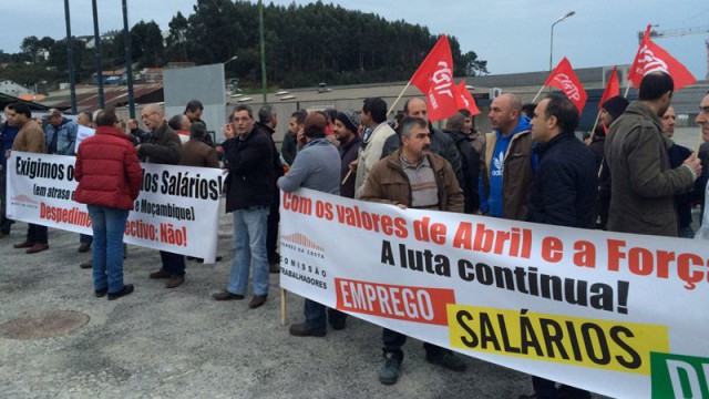 Trabalhadores da Soares da Costa estão em greve - fotografia da TSF