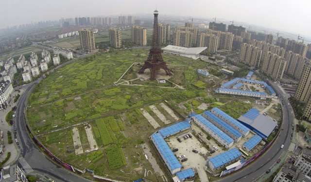 Vista aérea do complexo em Hangzhou que inclui a Torre Eiffel (Fotos: Diário Económico).