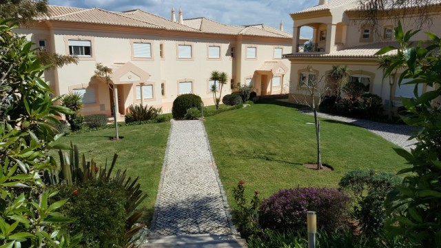 Este T2 com 93 m2 está situado em Lagos e vai a leilão por um valor de saída de 128.000 euros.