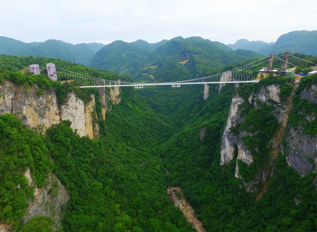 Maior ponte transparente (de vidro) do mundo é inaugurada sábado na China  
