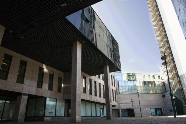Edifício construído nos anos 90, localizado na Baixa do Porto, estava devoluto / Público