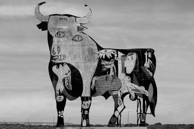 "El Guernica" pintado num touro de Osborne, Santa Pola (Comunidade Valenciana) / SAM3
