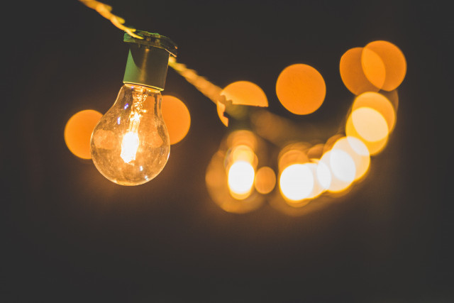 Iluminação LED mais barata: poupança até 100 euros durante a vida útil da lâmpada. / Luis Tosta/Unsplash