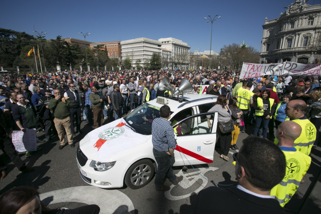 Manifestações de taxistas contra plataformas têm acontecido em vários países, como esta em Espanha (Madrid). / Gtres