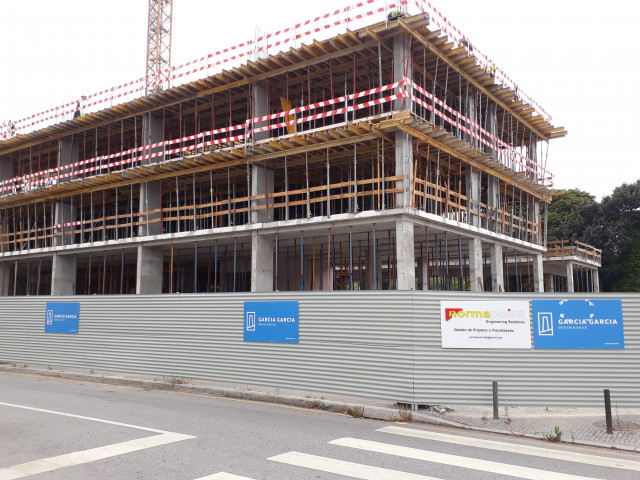 O edifício está em fase de construção avançada e deverá ter 220 quartos / Elisabete Soares