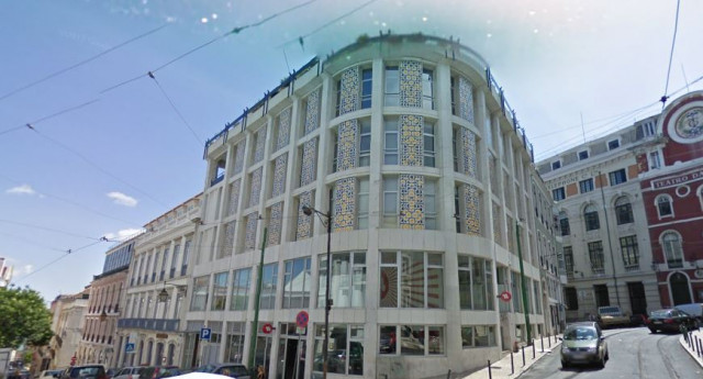 O edifício com a fachada de azulejos e o prédio contíguo (na Rua da Trindade) serão transformados num hotel / Google Maps