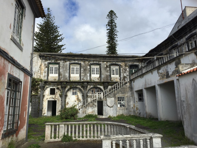 O Quartel do Carmo foi construído no século XVII e está situado num planalto da cidade da Horta / Revive