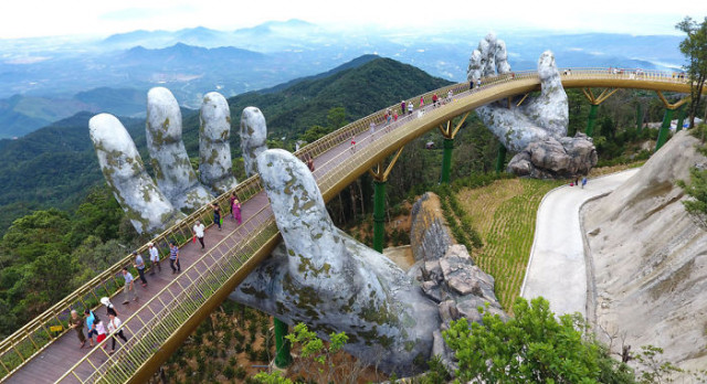 A Golden Bridge é uma ponte pedonal com 150 metros de comprimento