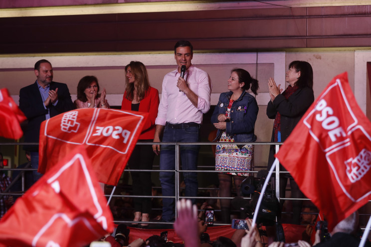 Pedro Sánchez a celebrar a vitória na sede do PSOE / Gtres