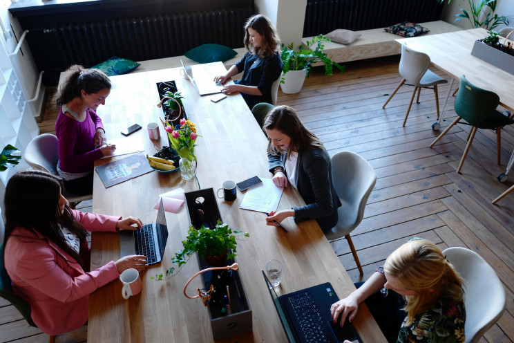 Co-working, um dos segmentos alternativos a estar no centro do debate / Photo by CoWomen on Unsplash