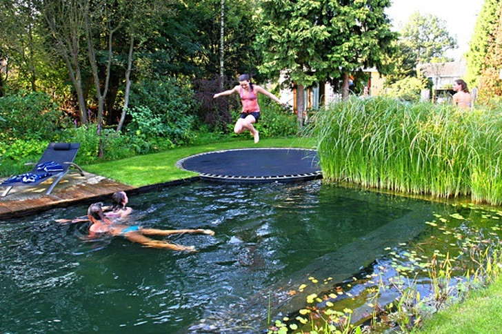 Um trampolim à beira da piscina