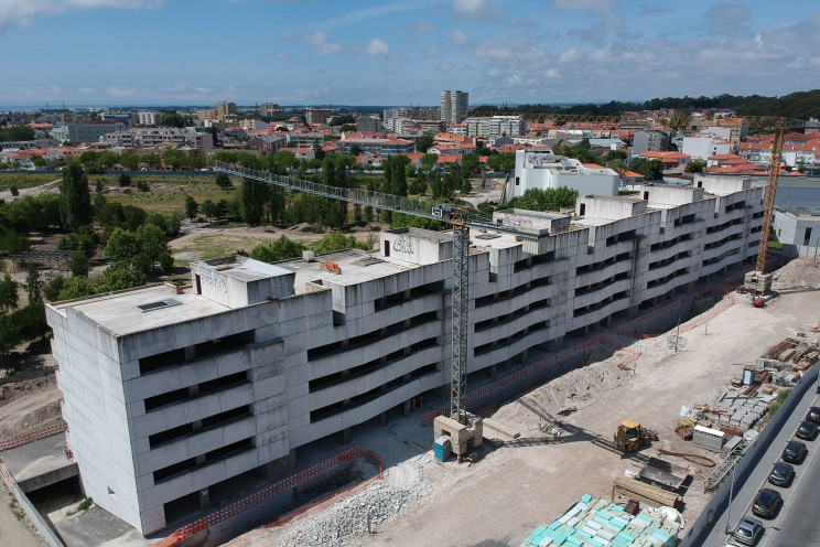 Edifício Delfim Pereira da Costa está a ser construído / Telhabel