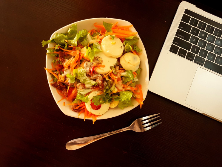 Levar "marmita" de casa para comer no trabalho é um dos hábitos que ficaram da crise / Photo by Alfred Rowe on Unsplash