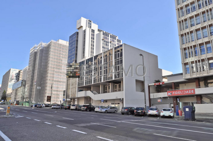 Edifício de escritórios e serviços na Av. José Malhoa 11, Lisboa. / Estamo