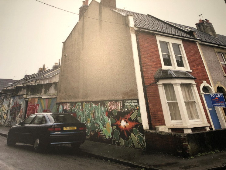 O antigo mural de Banksy em Bristol, Inglaterra / Everything is New/ banksyexhibition.pt