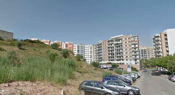 Na confluência da Rua Gama Pinto, Rua Francisco Sanches e próximo da Praça Cidade de Odivelas / Google Maps