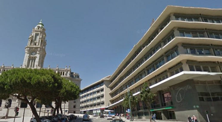 Palácio dos Correios (edifício à direita) / Google Maps