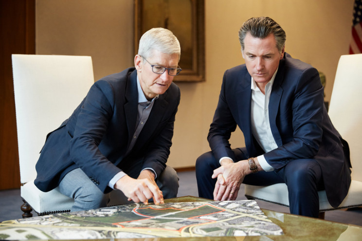 O presidente da Apple, Tim Cook, e o governador da Califórnia, Gavin Newsom / Apple
