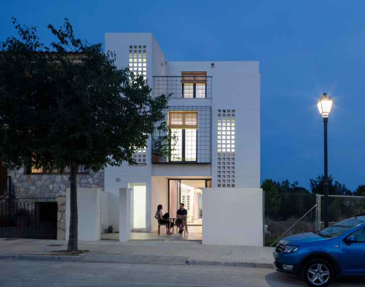 Iluminada, à noite