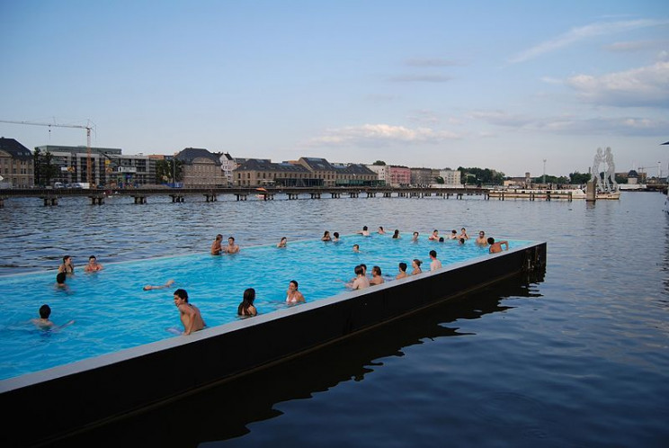 Badeschiff no rio Spree, em Berlim / Wikimedia commons