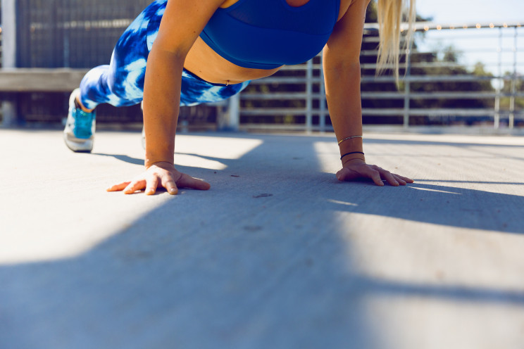 Não precisas de materiais para treinar, basta o peso do corpo / Photo by Ayo Ogunseinde on Unsplash