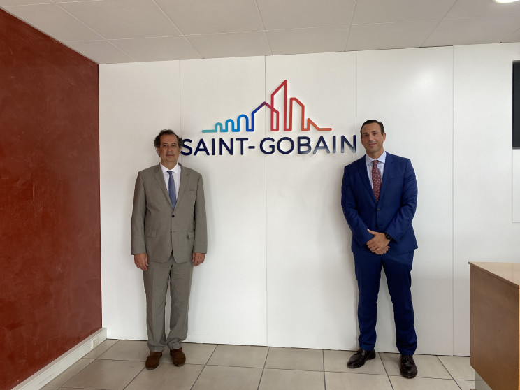 Secretário de Estado Adjunto e da Economia, João Neves, com José Martos, diretor geral da Saint-Gobain Portugal / Saint-Gobain