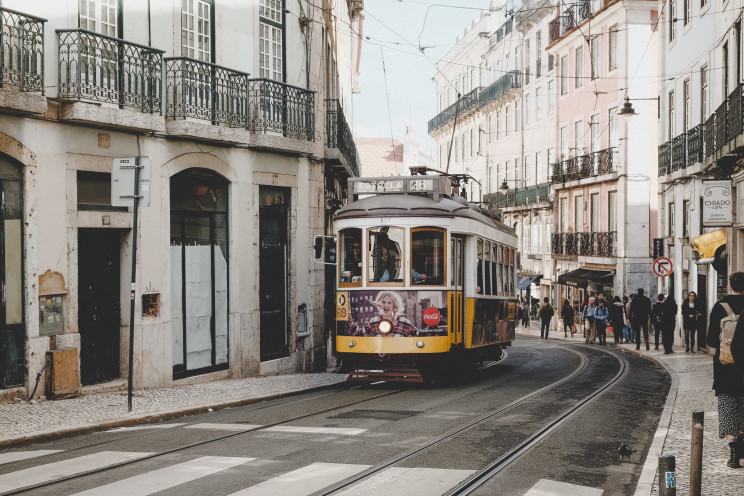 Evitar ajuntamentos nos transportes públicos e nos locais de trabalho é o objetivo do Governo. / Photo by Vesela Vaclavikova on Unsplash