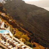 hotel mystique: à beira das falésias da ilha de santorini (fotos)