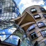 casas com assinatura: a casa dançante de frank gehry em praga (vídeo)