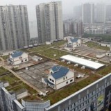 chineses constroem casas nos terraços dos centros comerciais 