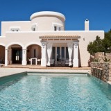 casas de sonho: jardim mediterrânico e vista para o mar de formentera (fotos)