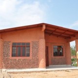 mulher boliviana constrói casas para os pobres com garrafas de plástico 