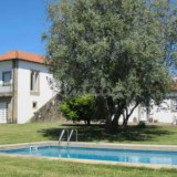 casas de fim-de-semana: escapadela com piscina na pacata vila de ponte de lima (fotos)